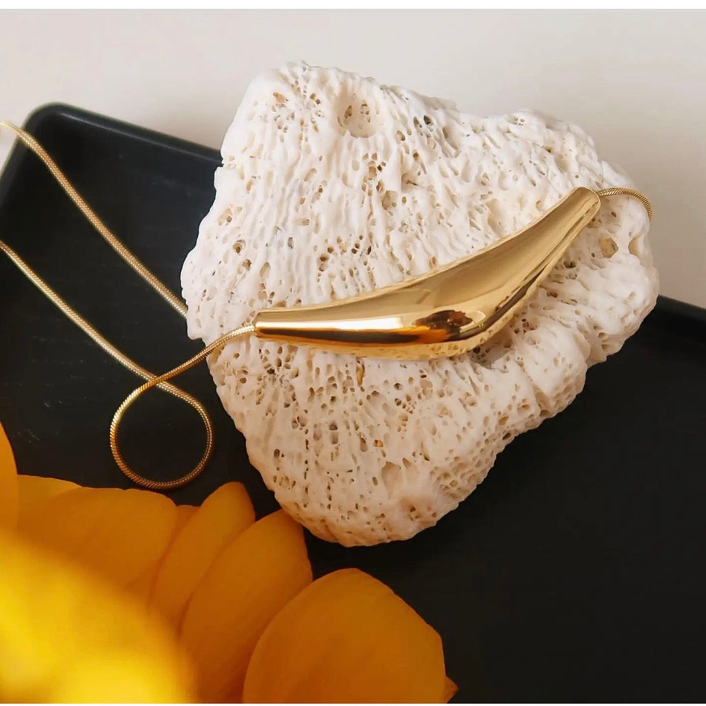 The Chelsea Curve Necklace – 18K Gold Non-Tarnish Pendant Necklace