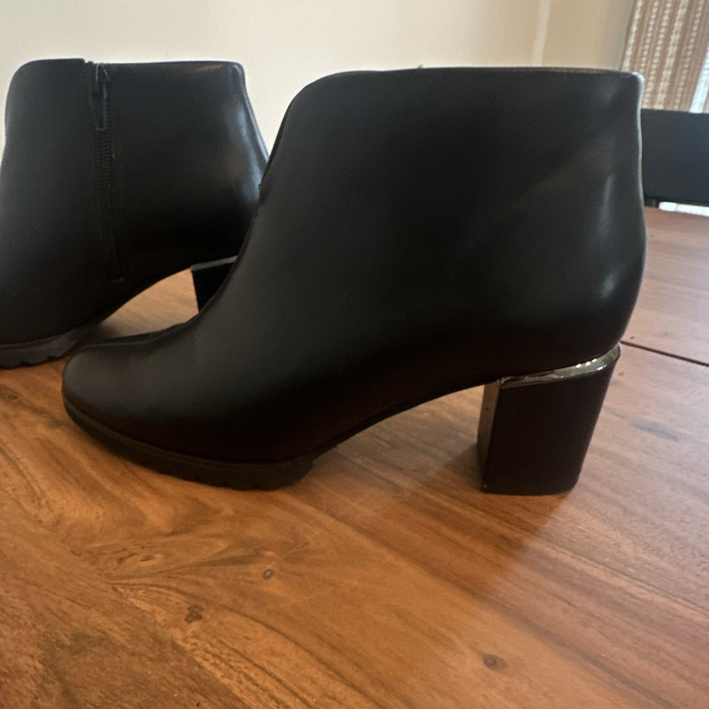 Vaneli Women’s Black Faux Leather Round Toe Ankle Bootie Block Heel Zip 7
