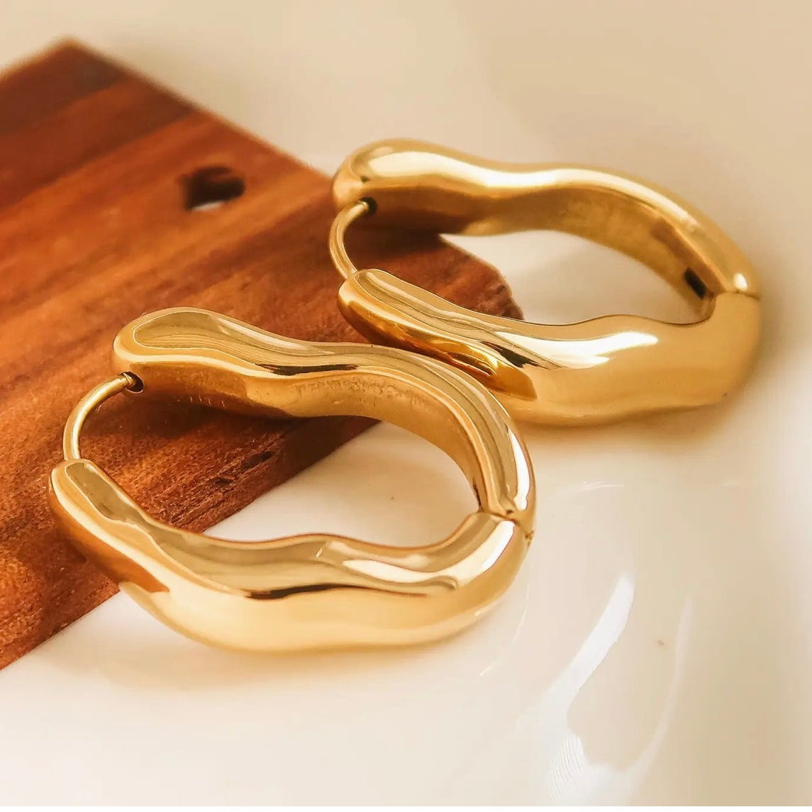 The Riley Hoops – 18K Gold Non-Tarnish Oval Hoop Earrings