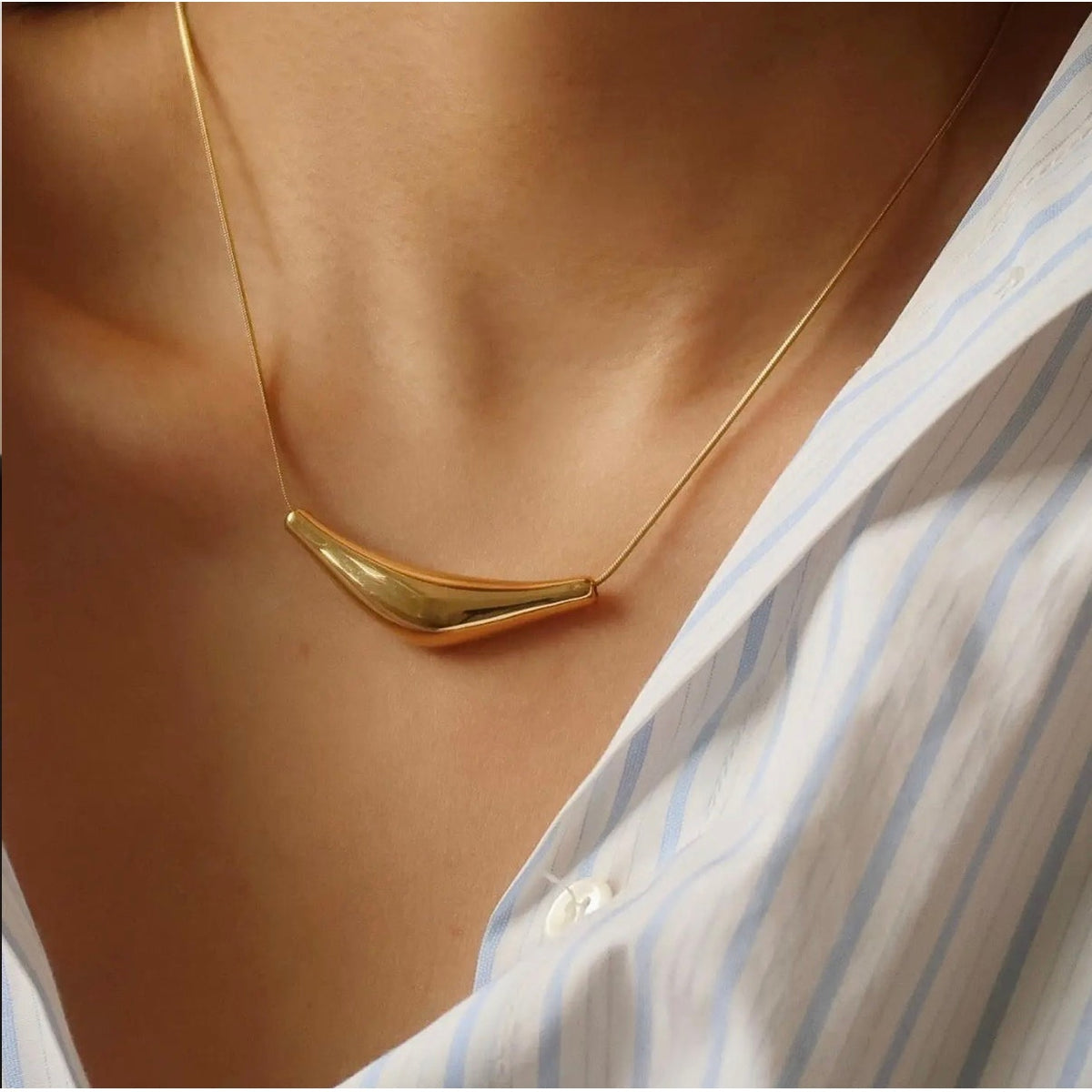 The Chelsea Curve Necklace – 18K Gold Non-Tarnish Pendant Necklace